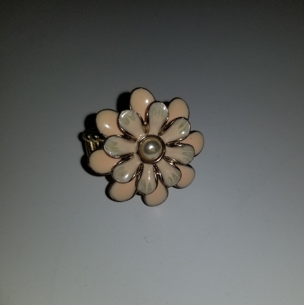 Peachy pink flower ring